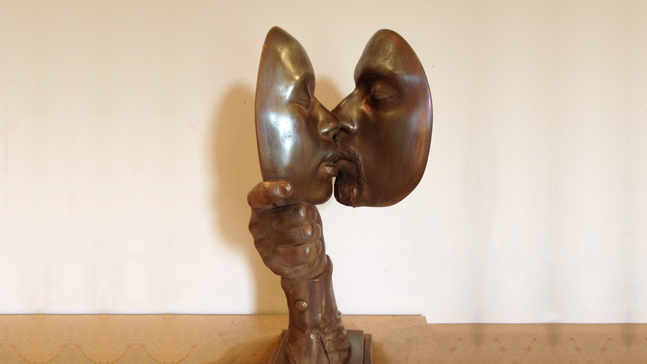 bronze kissing couple